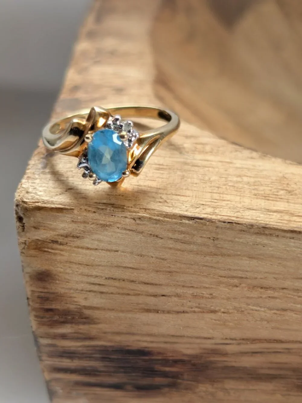 10K Solid Gold  Blue Topaz Diamond Ring- 2.12 g Size 6.75